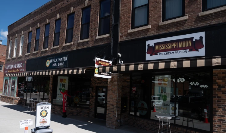Black Water Mini Golf and Mississippi Moon storefronts